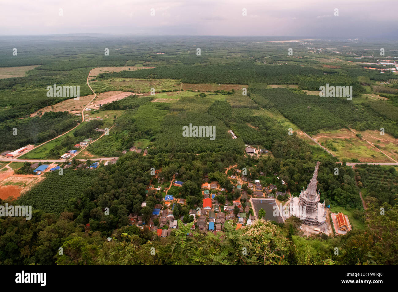 Depuis sanctuaire bouddhiste et statue sur le sommet de la montagne vers Tiger Cave Temple (Wat Tham sua), Krabi, Thaïlande. T Banque D'Images