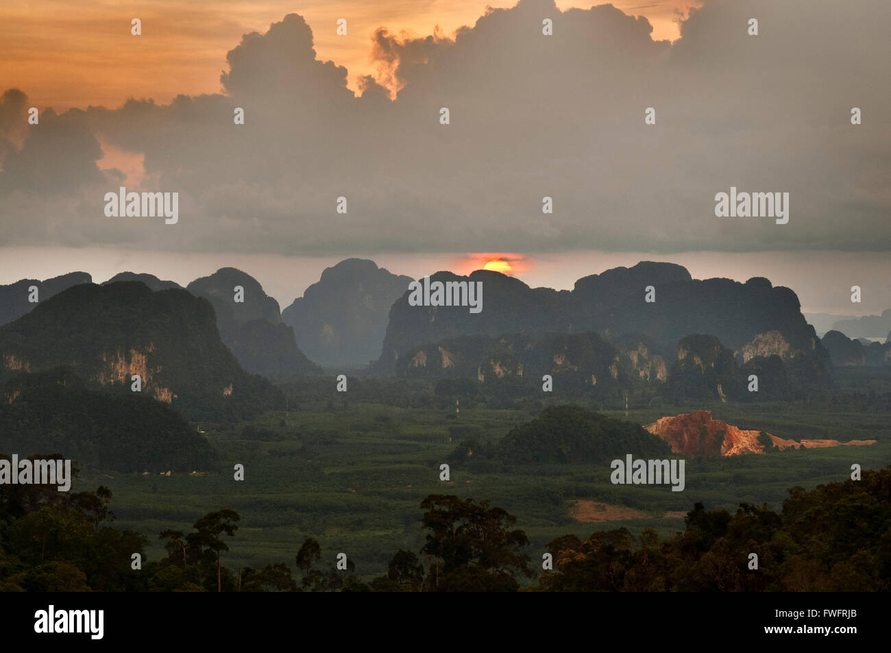 Vue du coucher de soleil de la beauté des montagnes de sanctuaire bouddhiste et statue sur le sommet de la montagne vers Tiger Cave Temple (Wat Tham S Banque D'Images