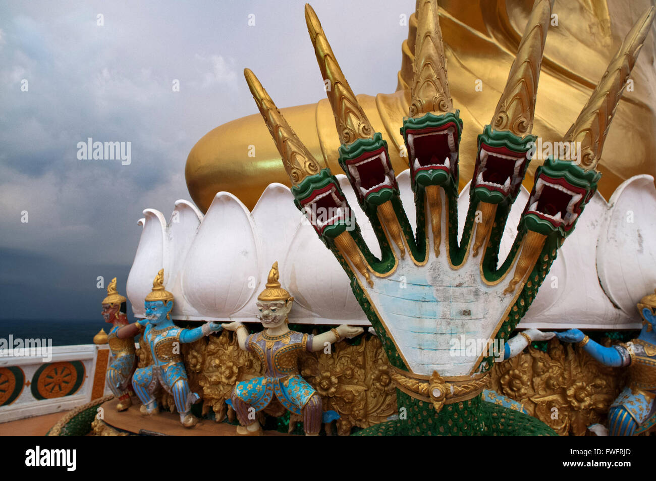 Pied de la Serpent de protection à la base de l'énorme bouddha Wat Tham Seua Krabi Thaïlande Asie du sud-est. La grotte du Tigre Modèle caractéristique Banque D'Images