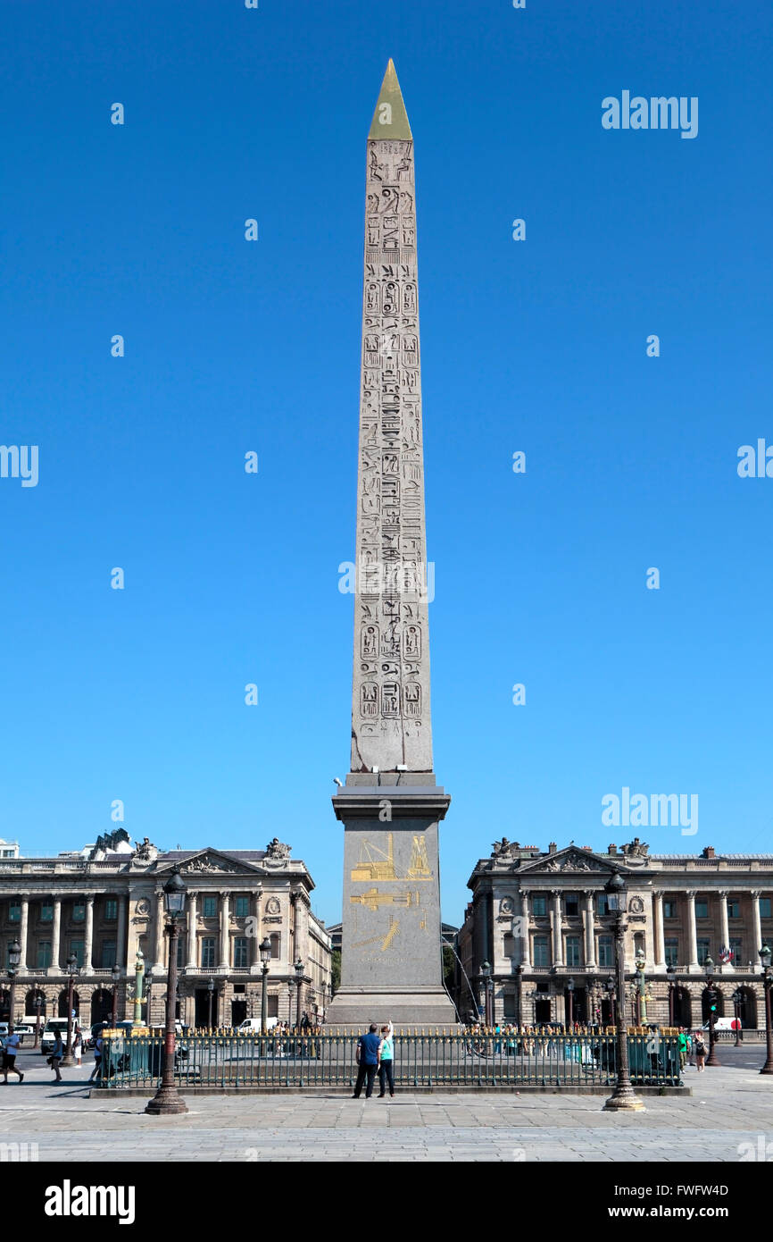 Les touristes d'admirer la célèbre Obélisque de Louxor Place de la Concorde, Paris. Banque D'Images