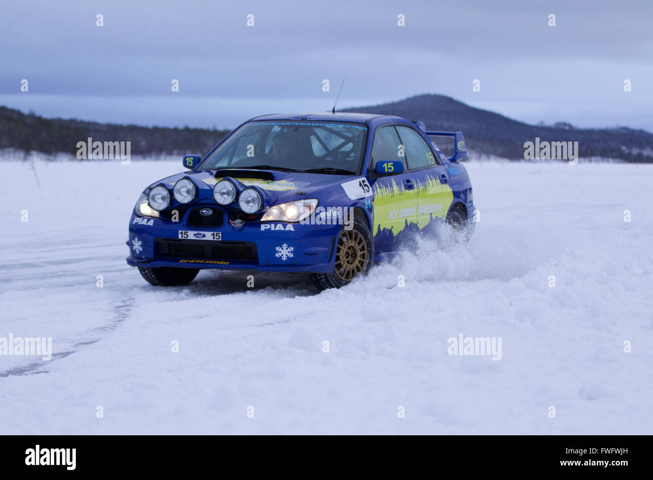 Subaru Impreza voiture rallye sur glace Lake Banque D'Images