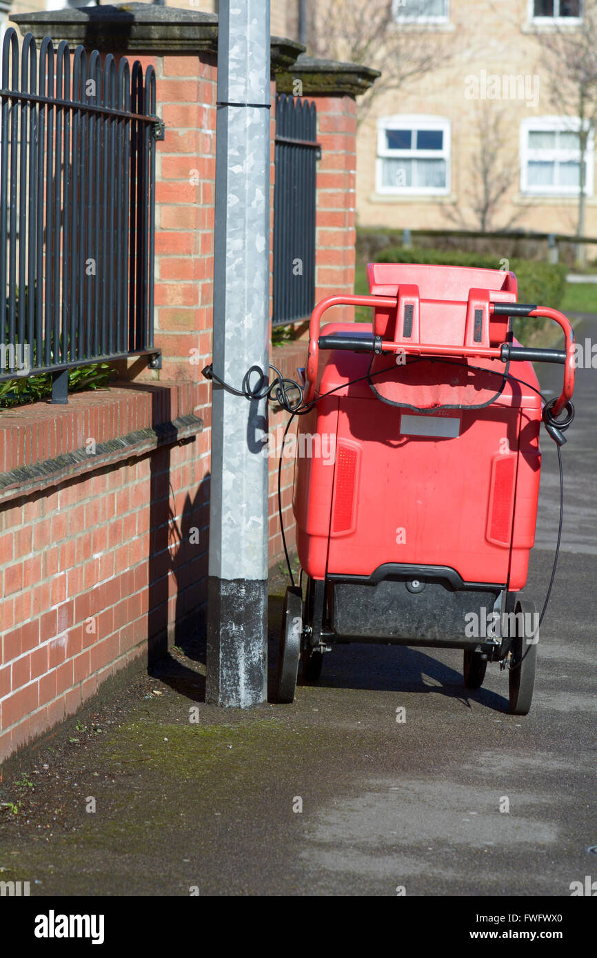 Royal Mail chariot après livraison cadenassé de lampadaire pour la sécurité pendant le post tour à Bedford, Bedfordshire, Angleterre Banque D'Images