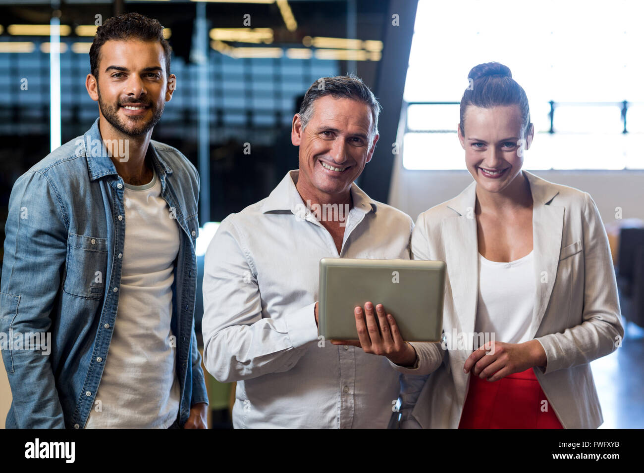 Les hommes d'affaires et businesswoman holding digital tablet Banque D'Images