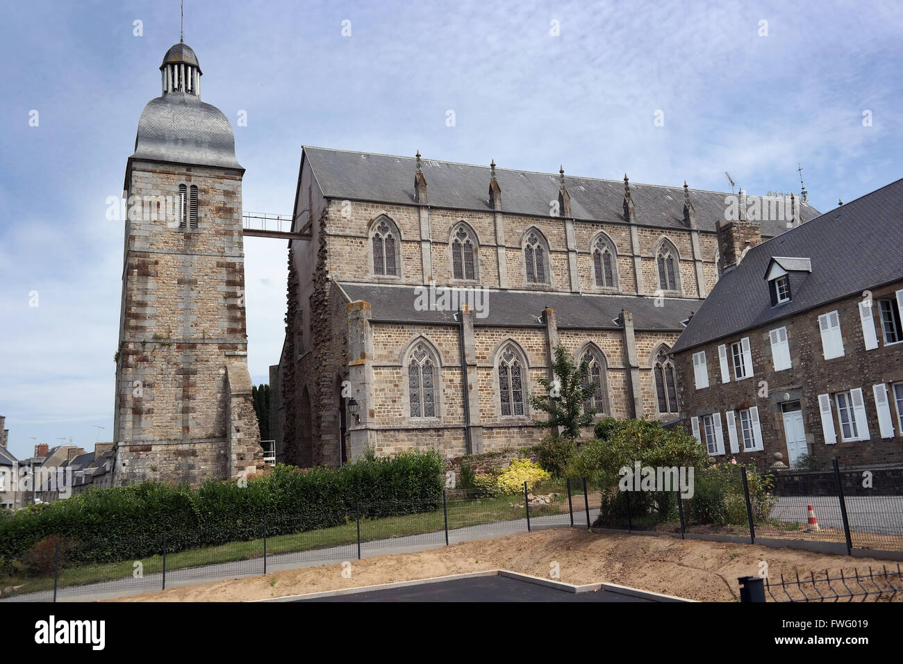 Église de deux moitiés résultat de dommages pendant la guerre à Ducey dans la Manche dans le nord-ouest de la France Banque D'Images