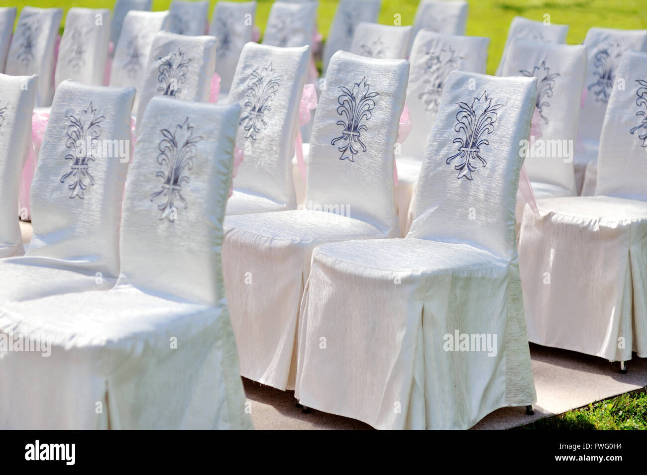 Chaises de mariage blanc pour cérémonie en parc d'été Banque D'Images