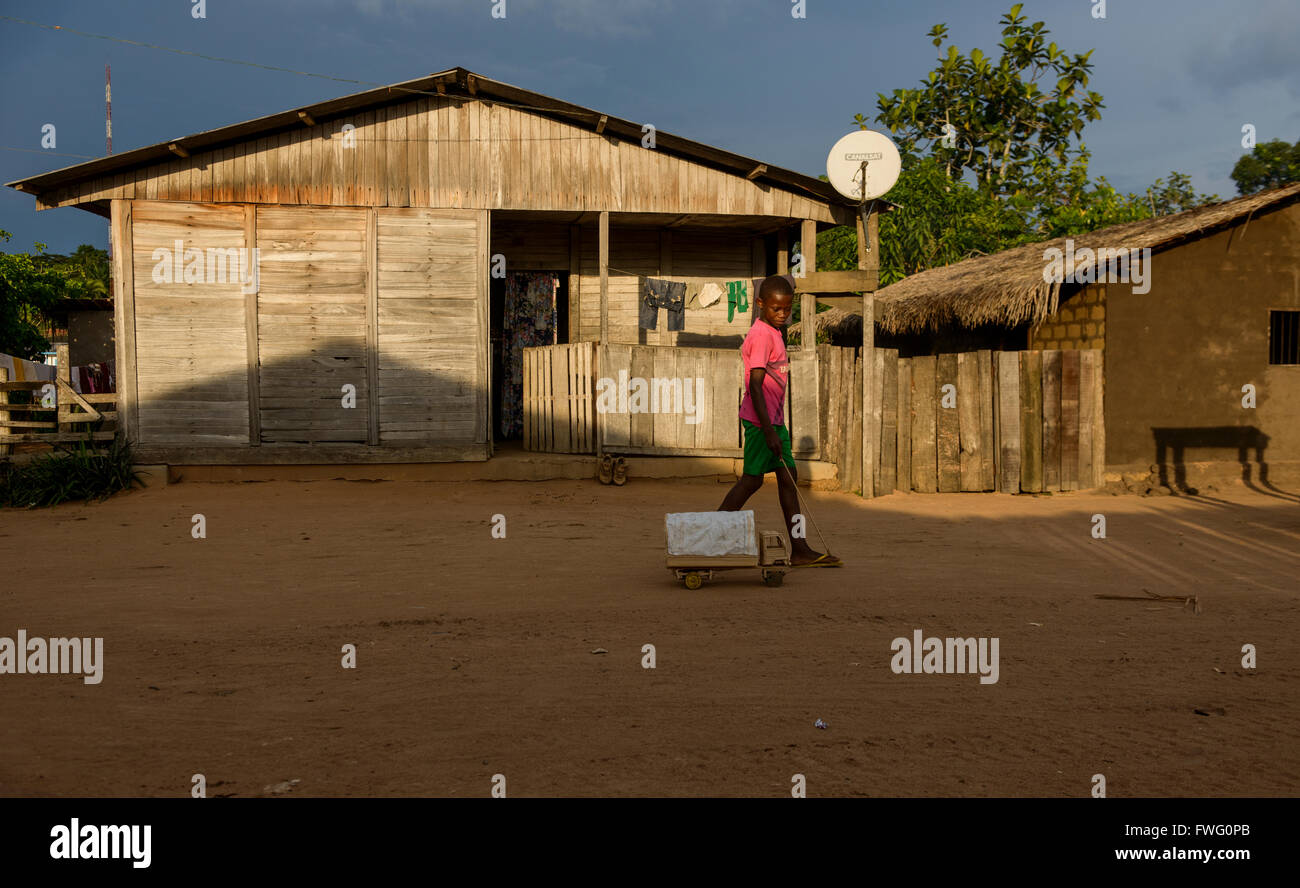 Kid Bantu et jouets fabriqués en Afrique, Bayanga, République centrafricaine Banque D'Images