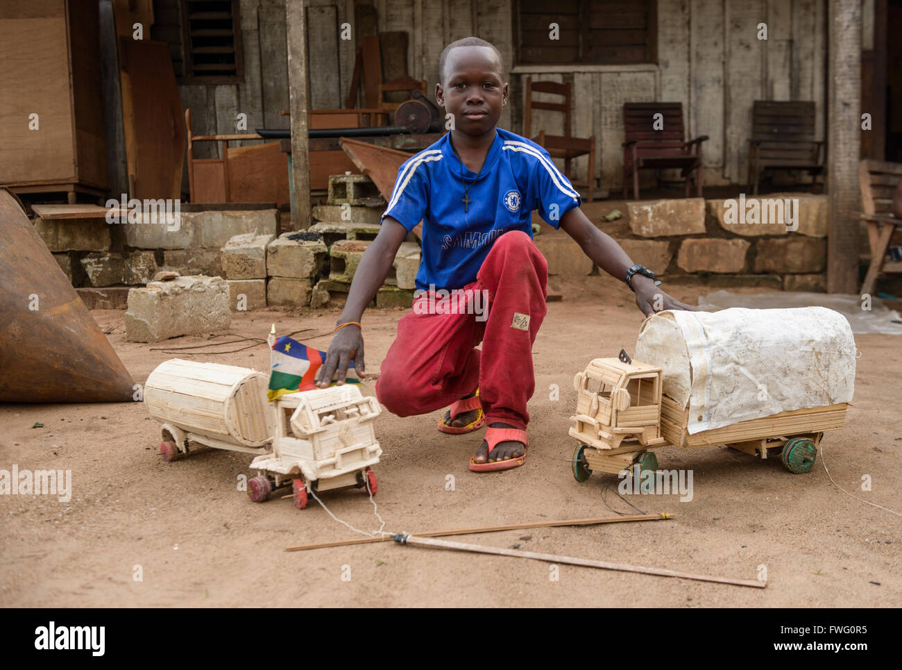 Kid Bantu et jouets fabriqués en Afrique, Bayanga, République centrafricaine Banque D'Images