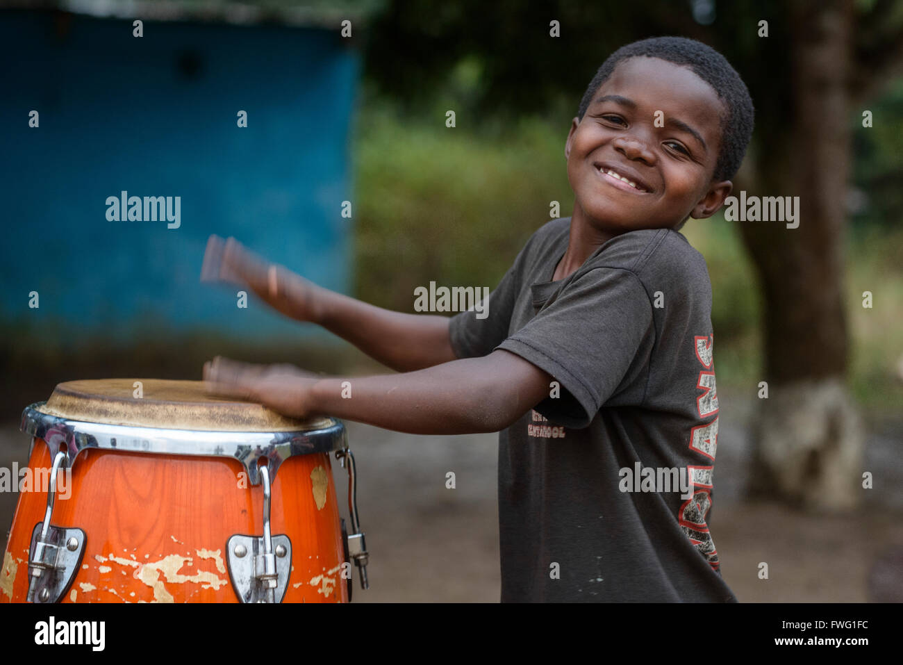 Garçon jouant sur un tambour, République démocratique du Congo Banque D'Images