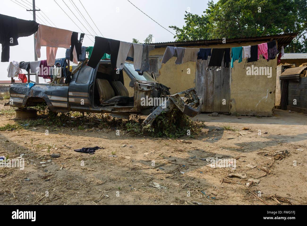 Accident de voiture en face de hut, République démocratique du Congo Banque D'Images