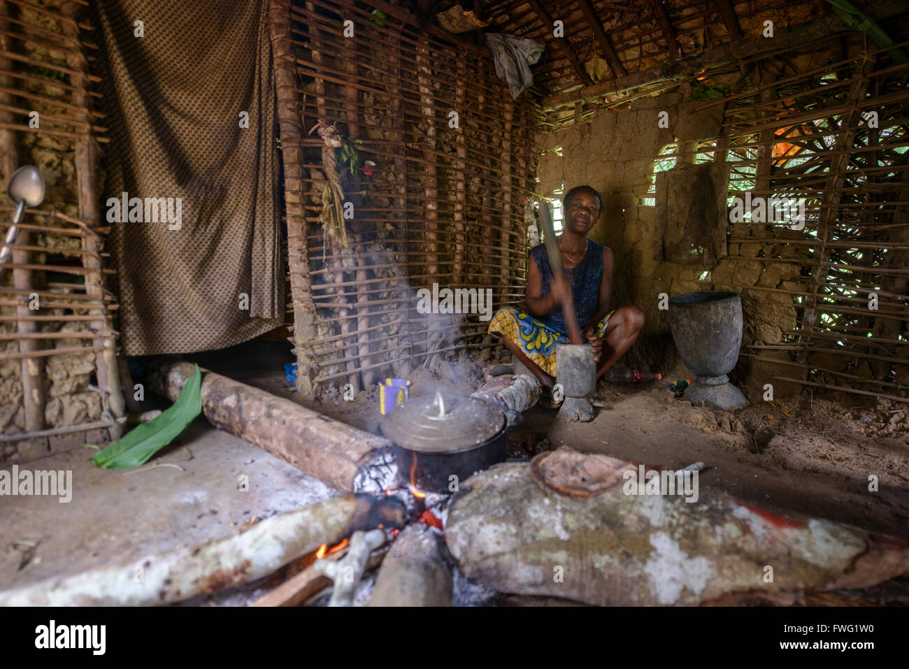 Femme la préparation des aliments, de la République démocratique du Congo Banque D'Images