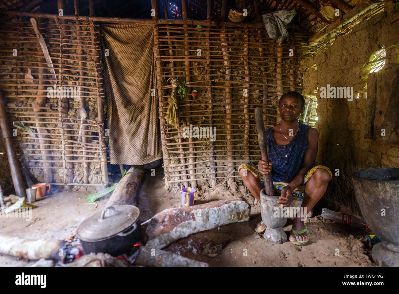 Femme la préparation des aliments, de la République démocratique du Congo Banque D'Images