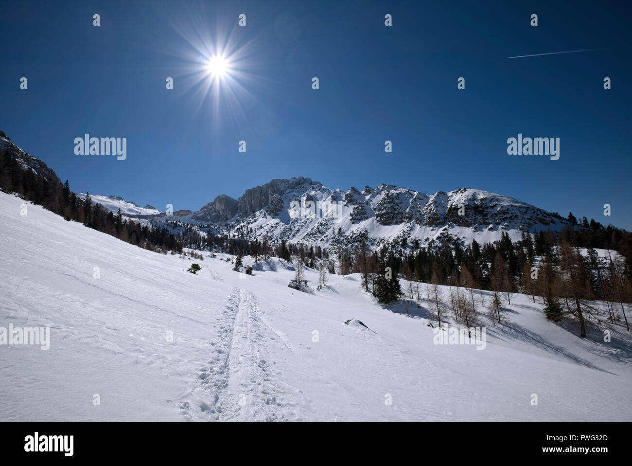 Les pistes de ski et de raquette à neige, paysage de montagne ensoleillée, Landhaus, Tyrol, Autriche Banque D'Images