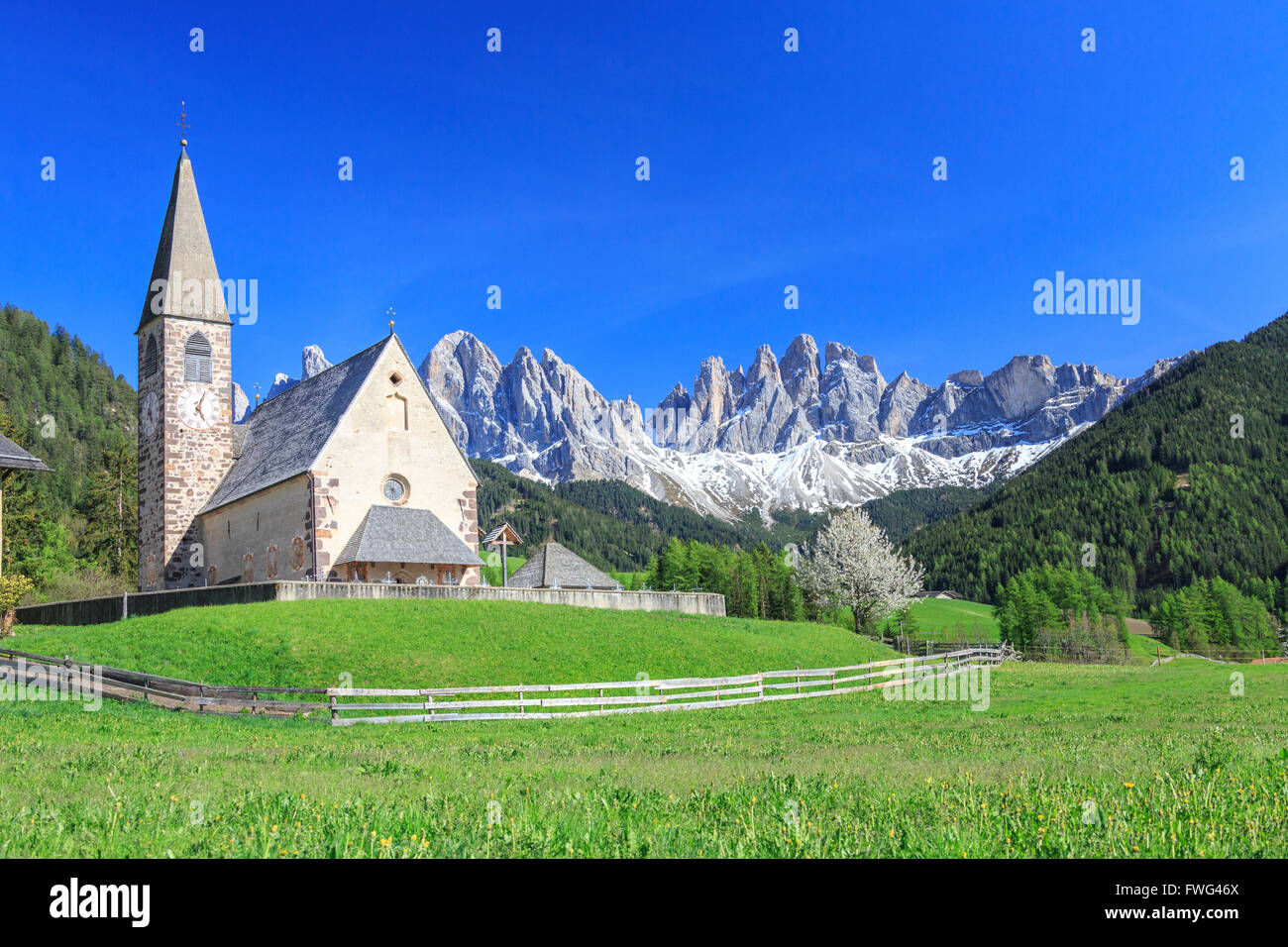 L'église de saintes et le groupe odle en arrière-plan. st. magdalena funes valley Dolomites Tyrol du Sud Italie Europe Banque D'Images