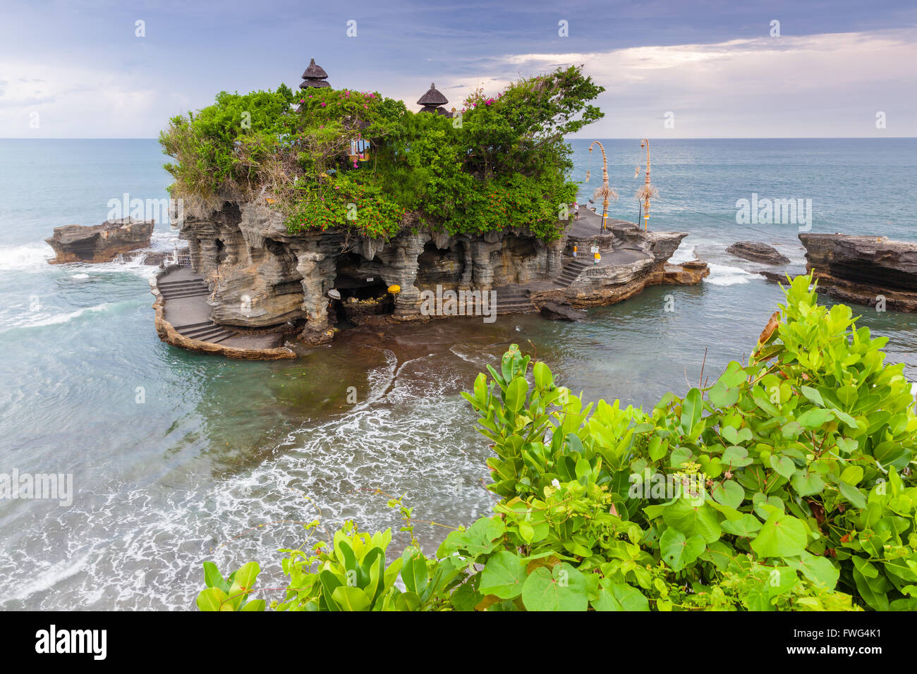 Pura Tanah Lot au coucher du soleil, la célèbre ocean temple à Bali, Indonésie. Banque D'Images