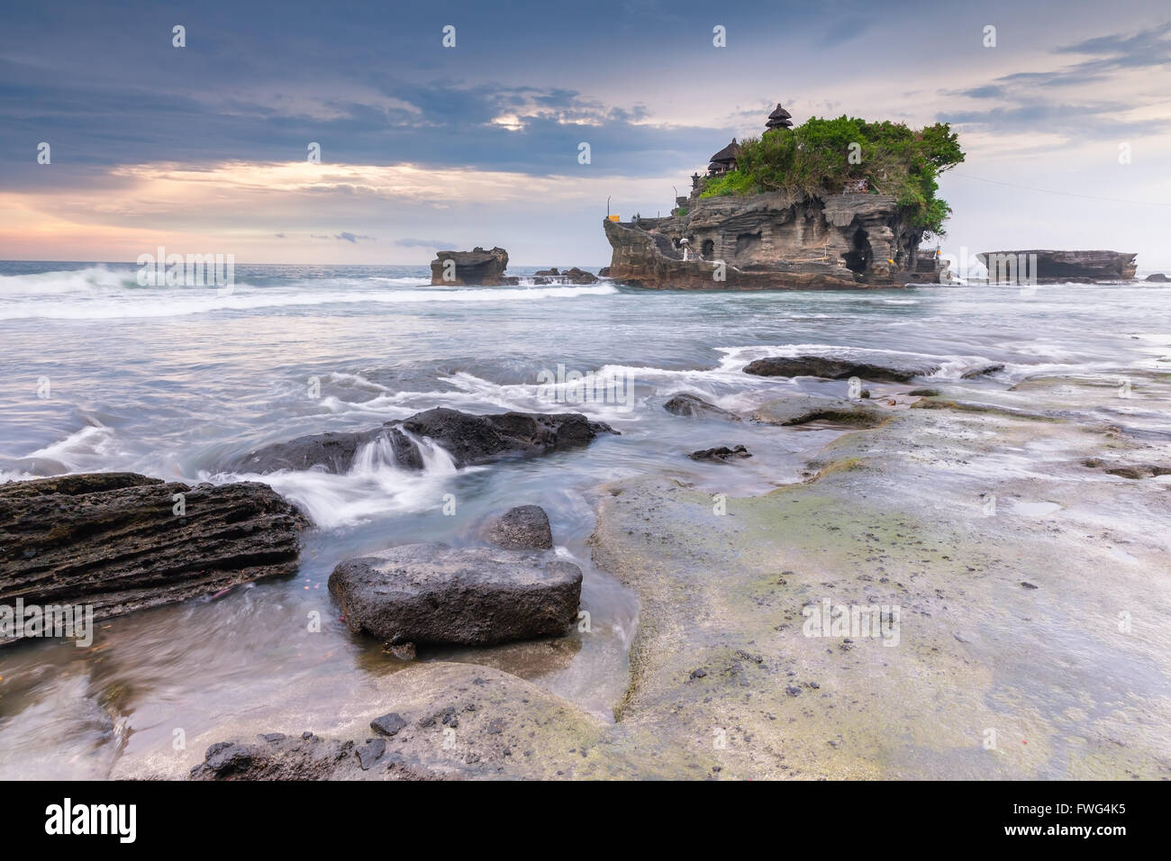 Pura Tanah Lot au coucher du soleil, la célèbre ocean temple à Bali, Indonésie. Banque D'Images