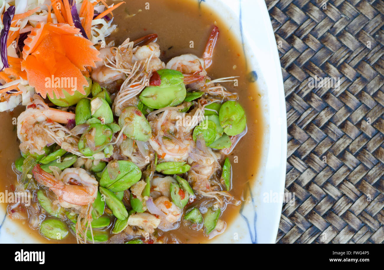 Parkia frit avec des crevettes et de la source. Banque D'Images