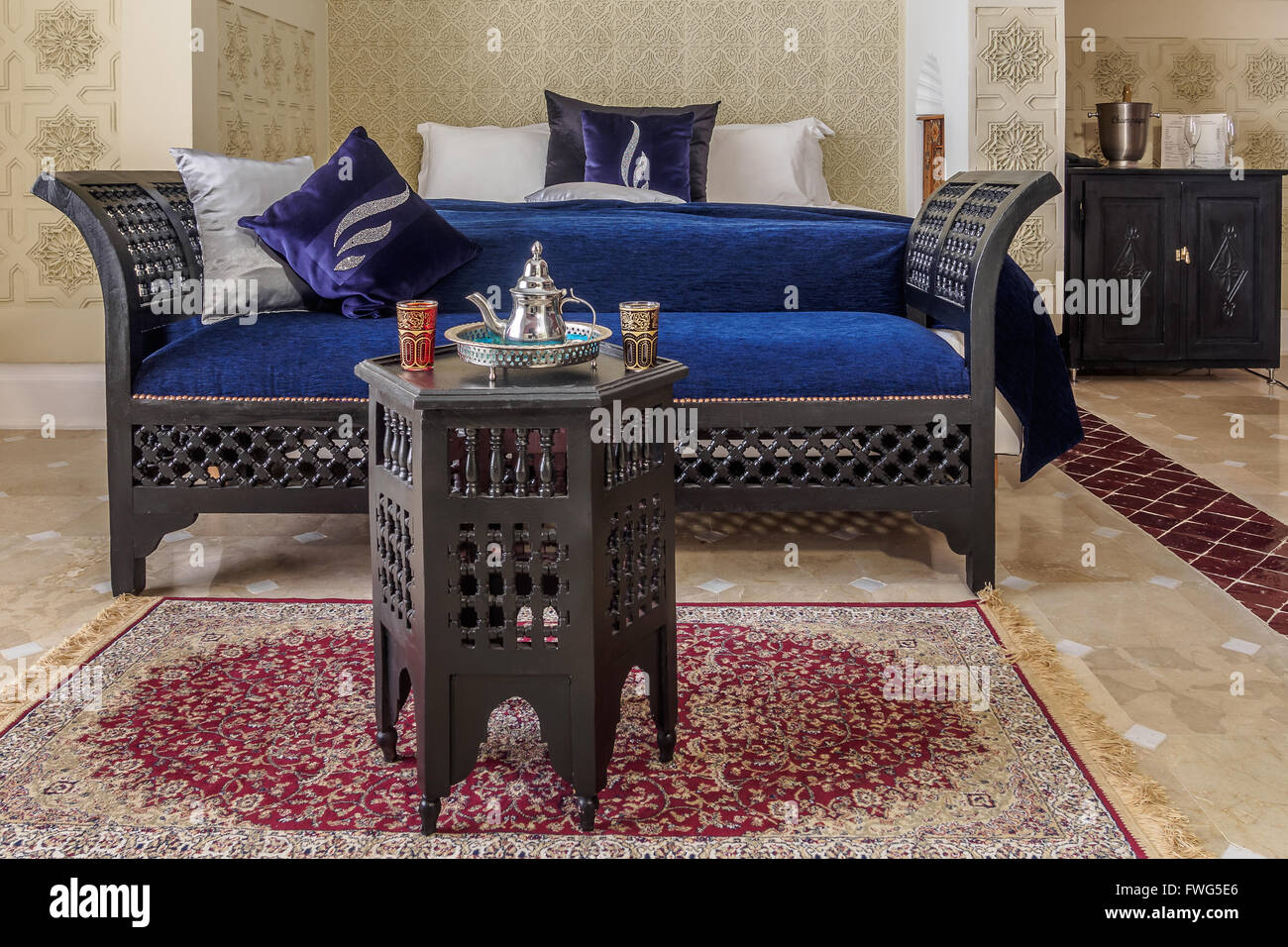 Suite de luxe chambres et de la table de style marocain Banque D'Images