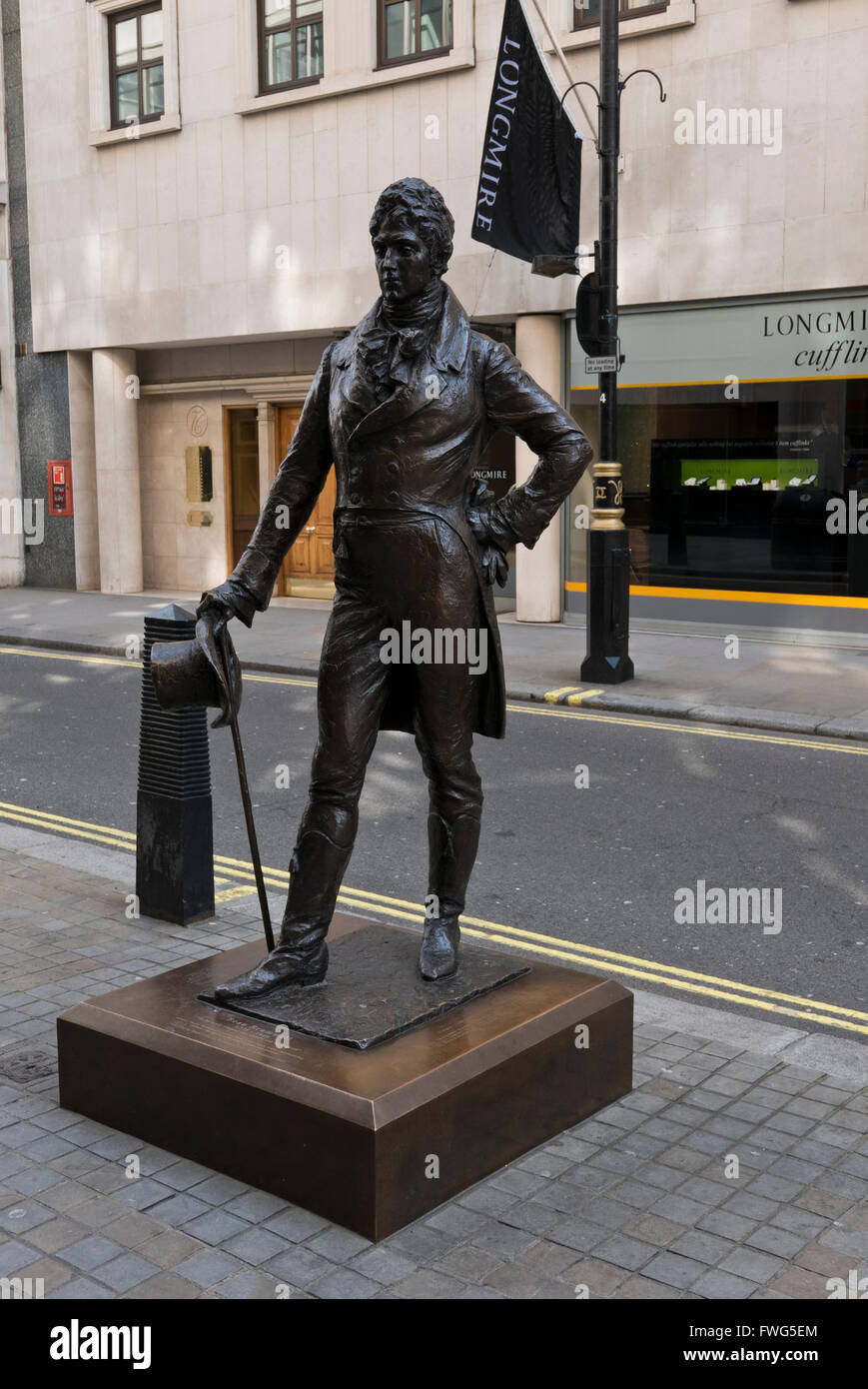 Une sculpture en bronze de George Bryan Brummell connu sous le nom de Beau Brummell par Irena Sedlecka dans Jermyn Street, London, United Kingdom. Banque D'Images