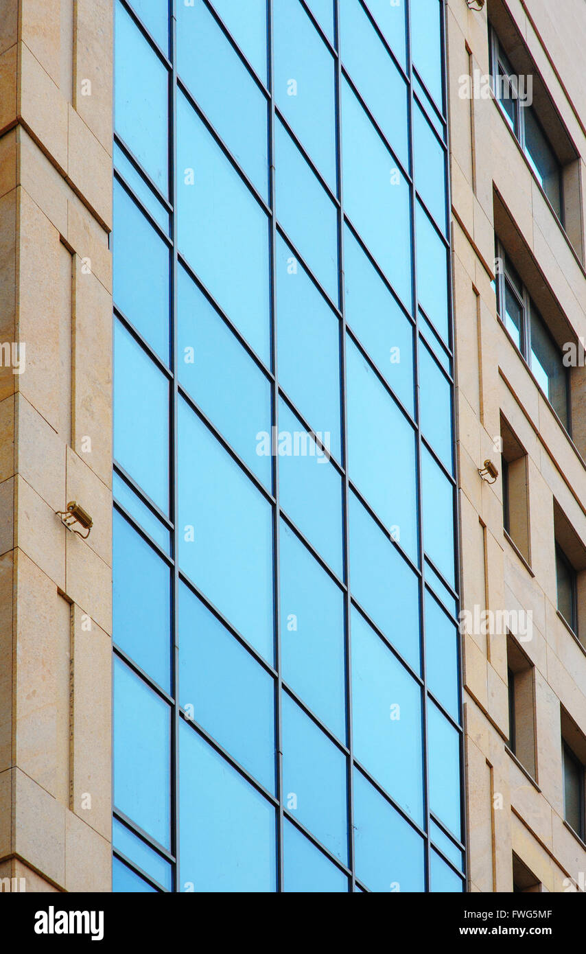 Groupe de fenêtres en verre sur un immeuble moderne pour Office Banque D'Images