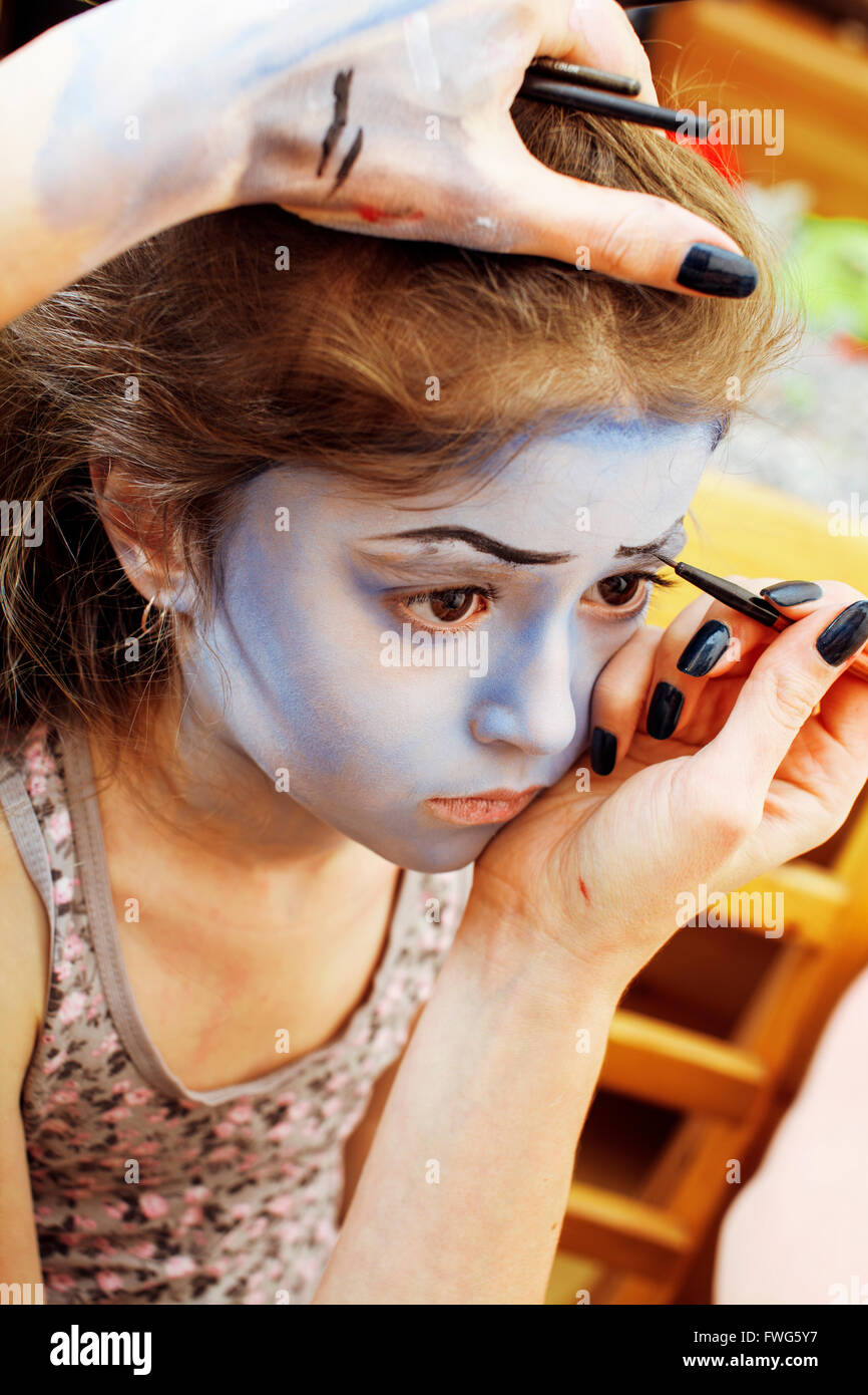 Mignon petit enfant faisant facepaint sur anniversaire, Apocalypse zombie, halloween concept préparation facepainting Banque D'Images