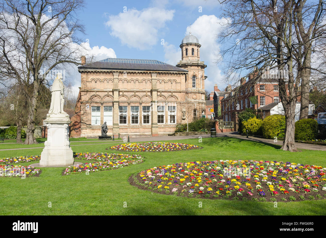 Beacon Park et l'ancien bâtiment de la bibliothèque à Lichfield Banque D'Images