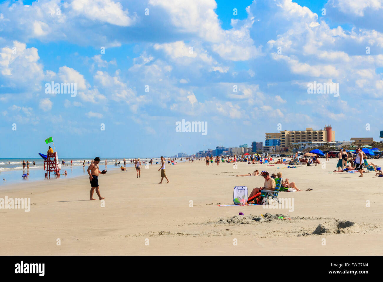 Les touristes sur la plage de New Smyrna Beach, Florida, USA Banque D'Images