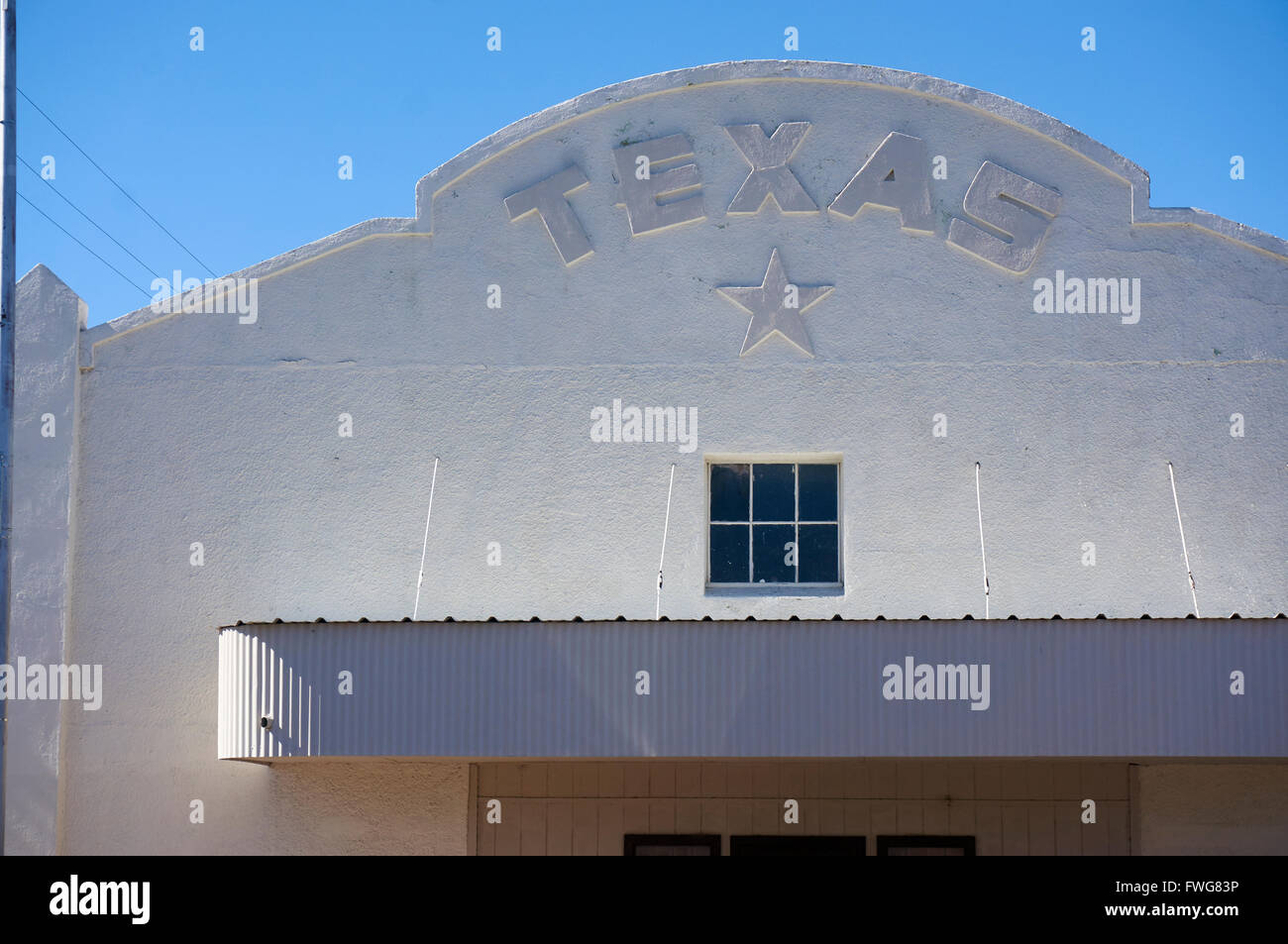 Devanture blanche avec Texas et Lone Star Marquee, Marfa, Texas, États-Unis Banque D'Images