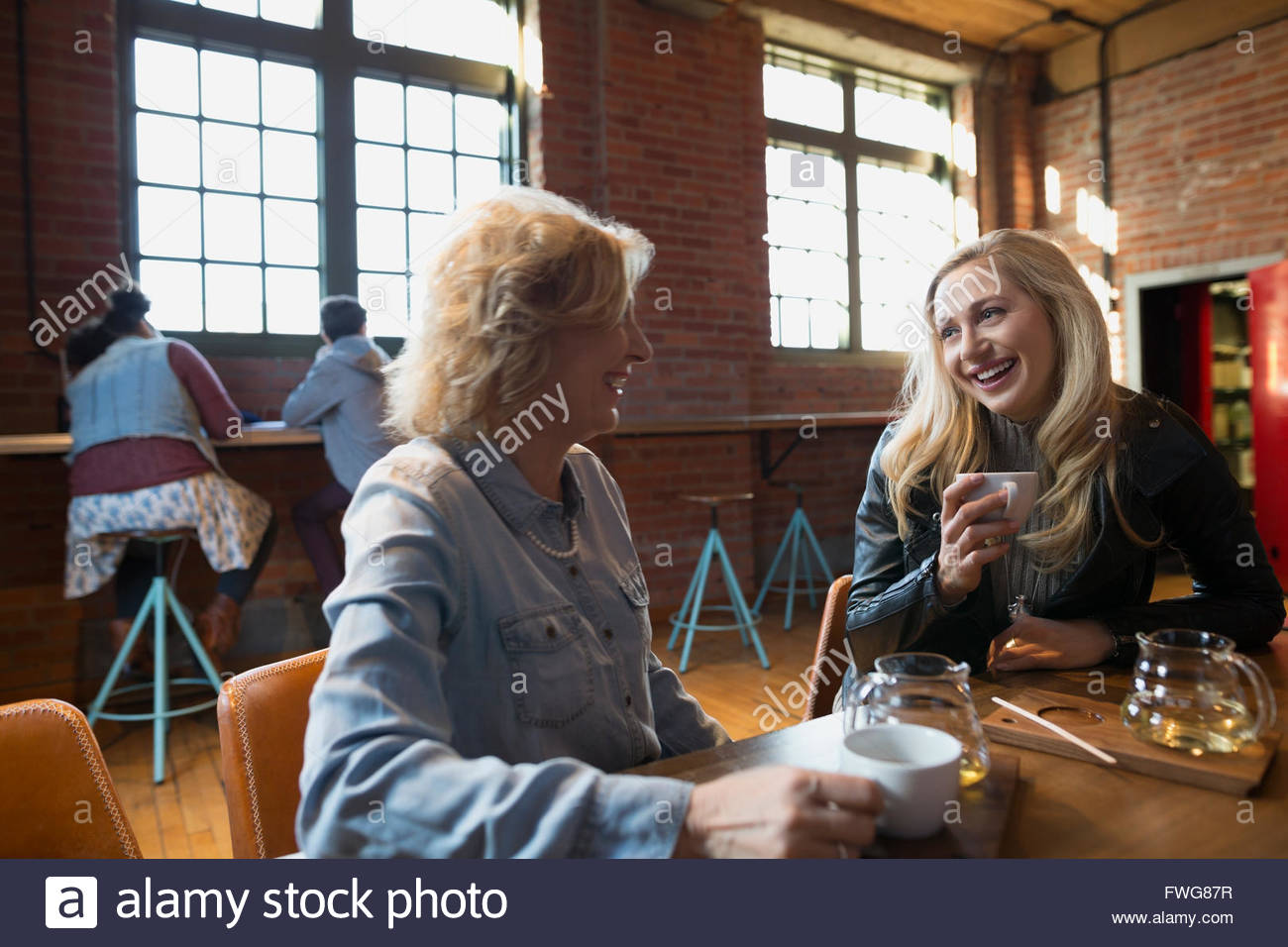 Mère et fille de boire du thé à parler in coffee shop Banque D'Images