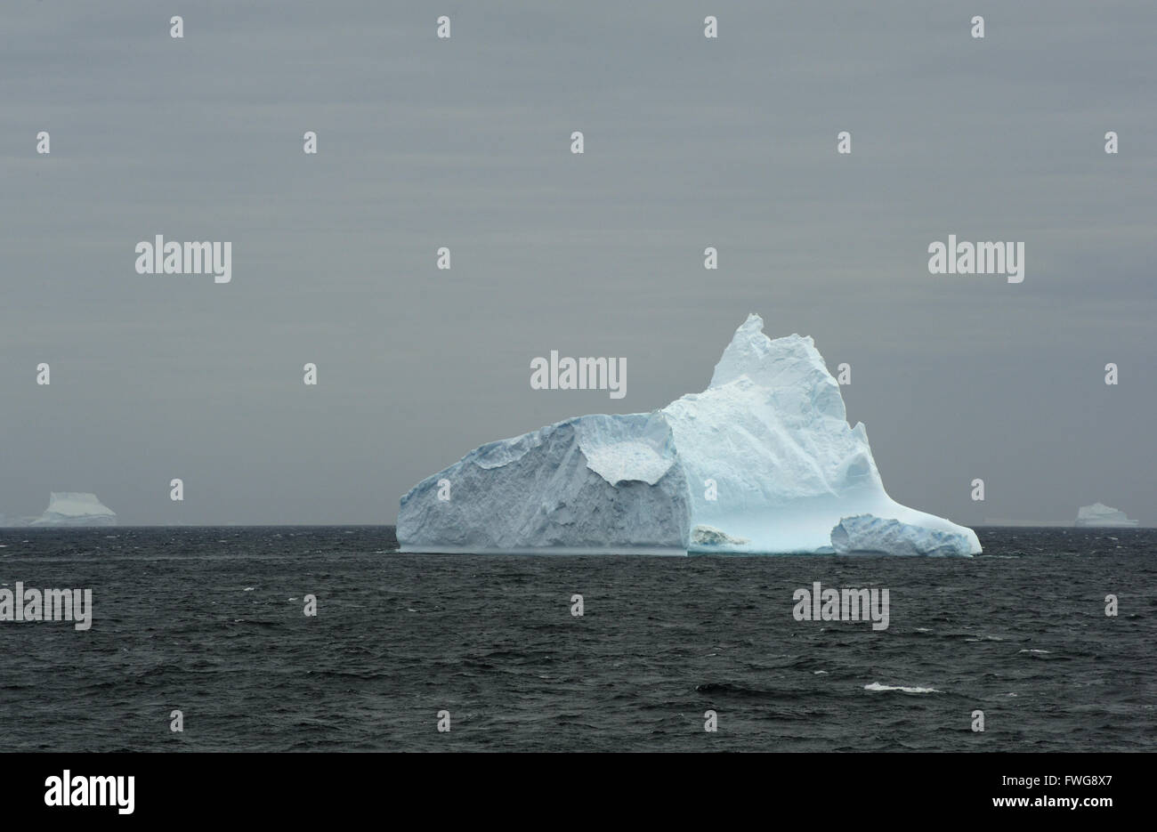 Un iceberg dans la mer à l'ouest de l'île Coronation. Îles Orcades du Sud. L'antarctique. Banque D'Images