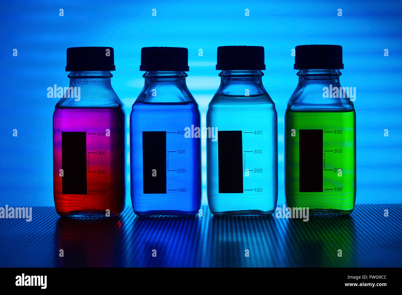 Différentes couleurs de liquides dans des bouteilles en plastique. Banque D'Images