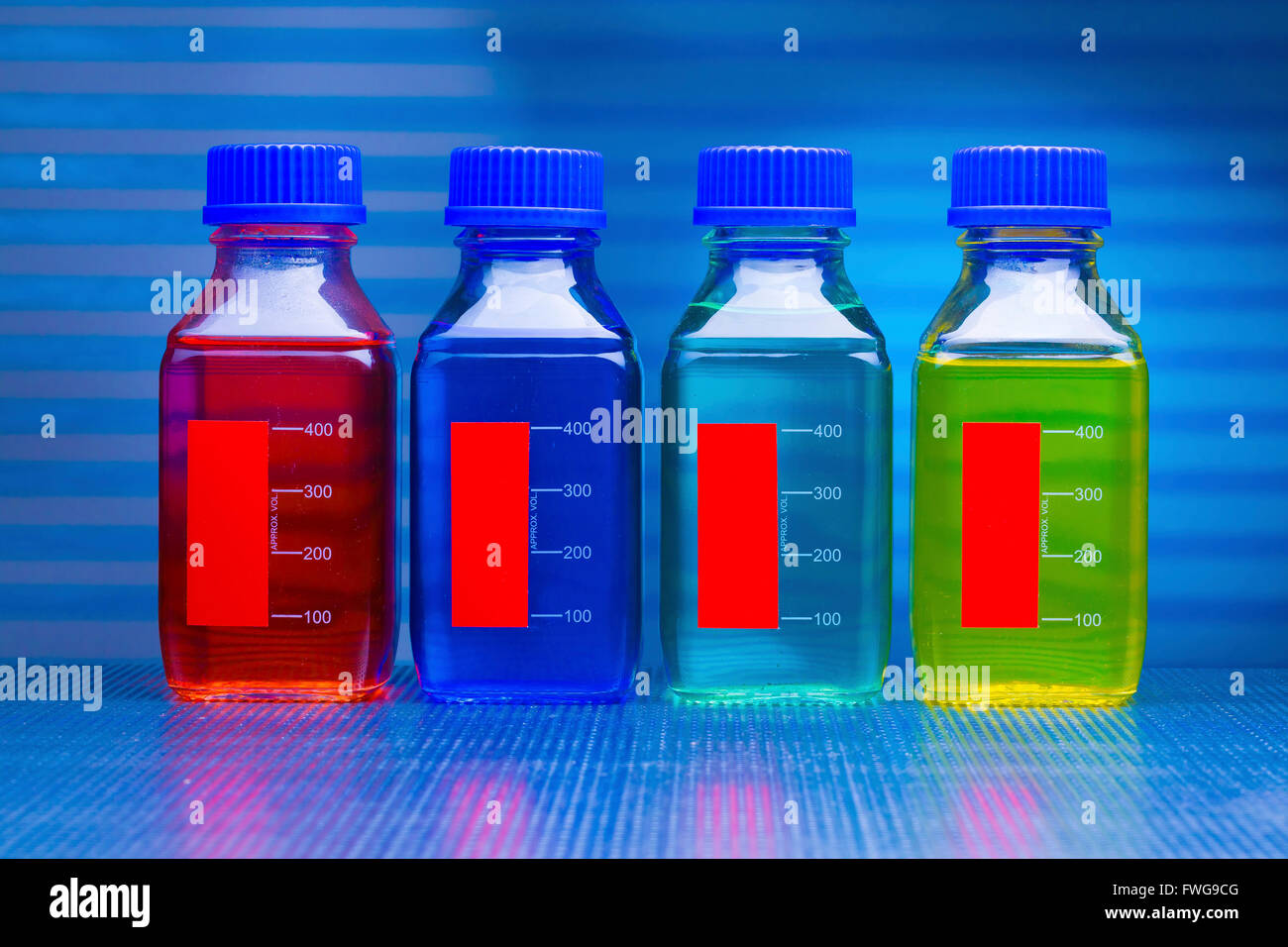 Différentes couleurs de liquides dans des bouteilles en plastique. Banque D'Images