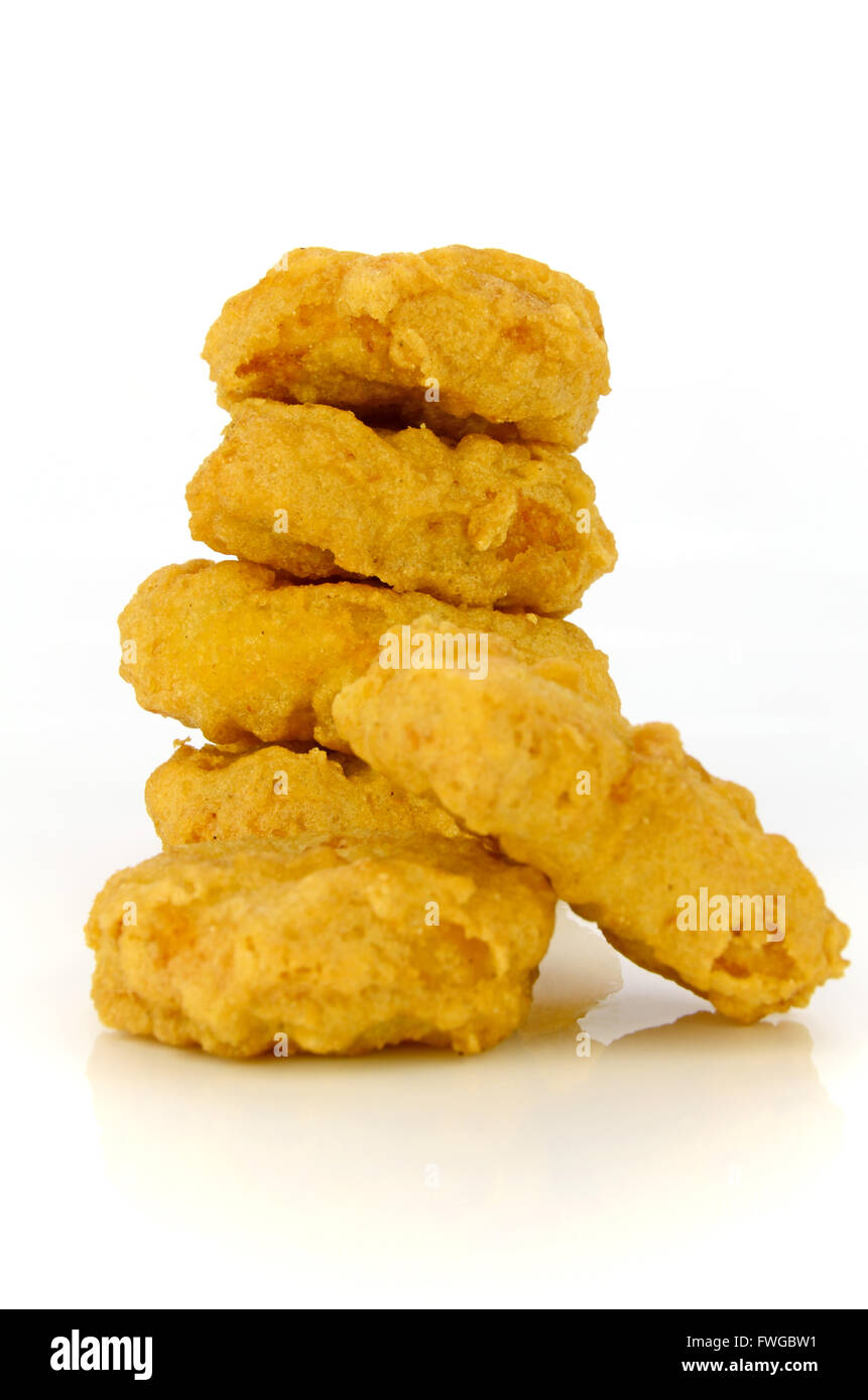 Nuggets de poulet frit isolé sur fond blanc. Banque D'Images