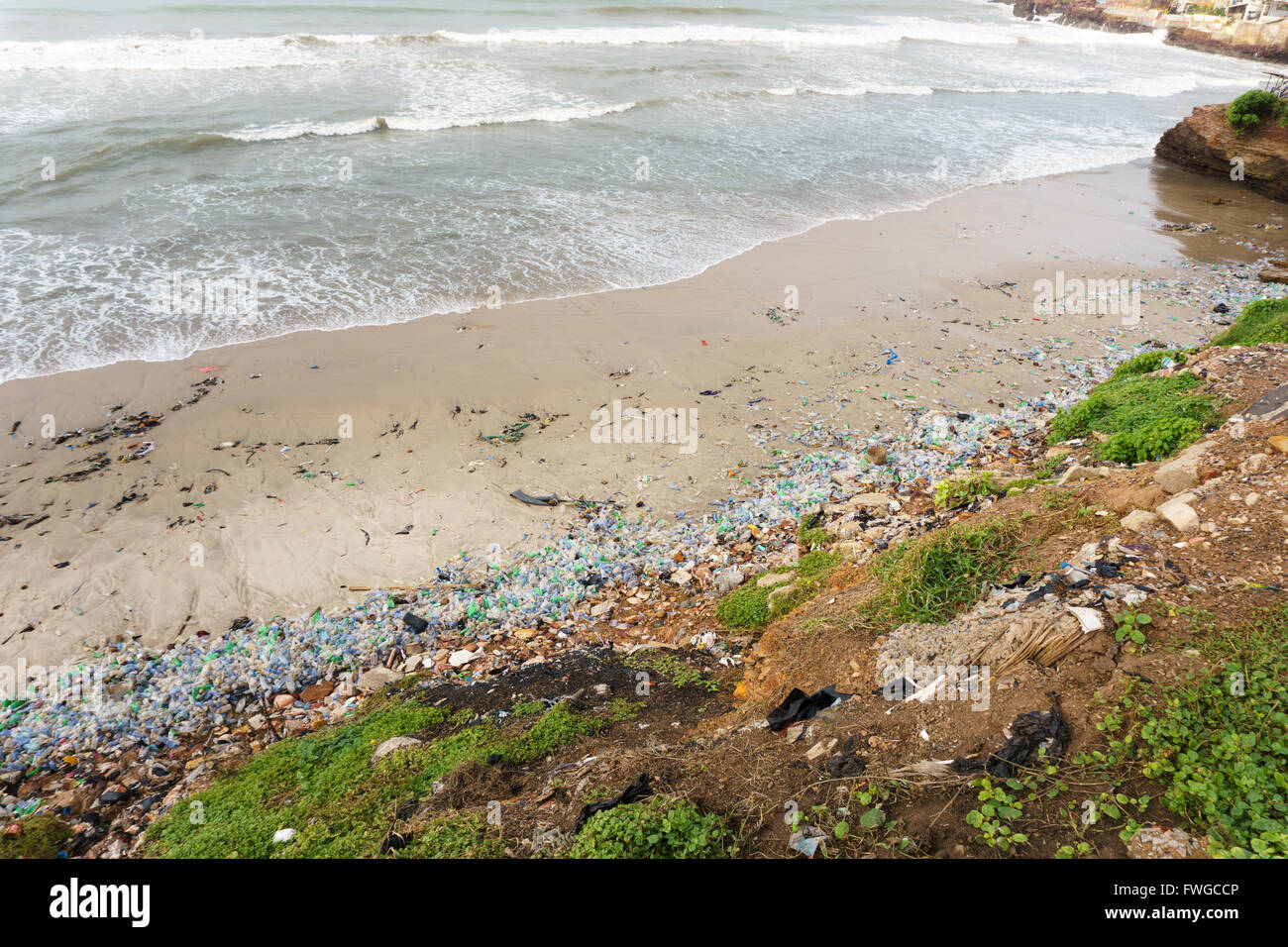 La pollution très élevée avec plage plein de bouteilles en plastique Banque D'Images