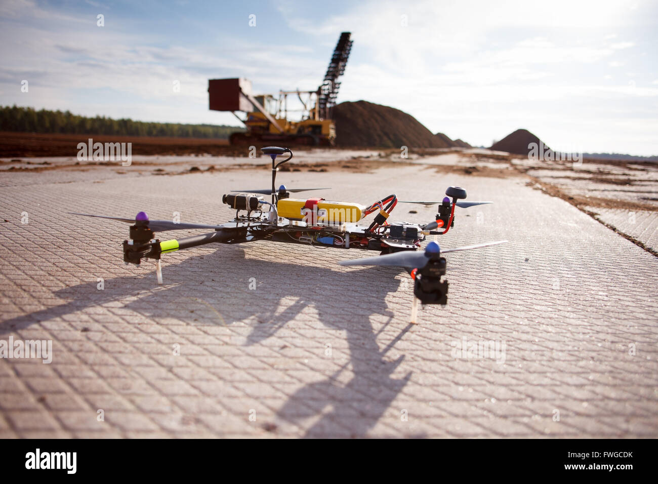 Selfmade multicopter avec caméra et pilote automatique prêt à décoller Banque D'Images