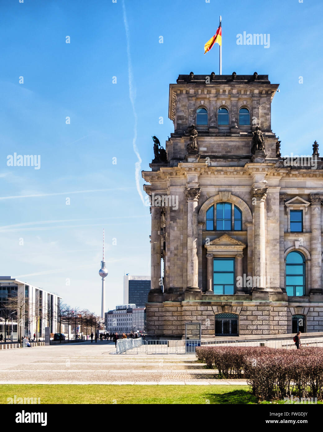 Bâtiment du Parlement Reichstag de Berlin. Centre historique de gouvernement avec drapeau allemand Banque D'Images