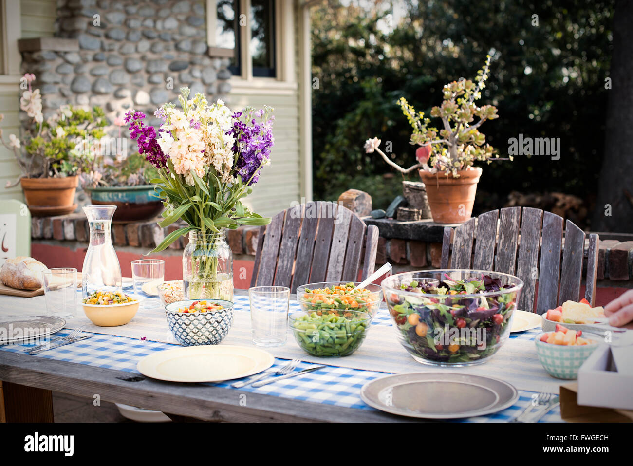 Un set de table pour un repas en plein air dans un jardin. Banque D'Images