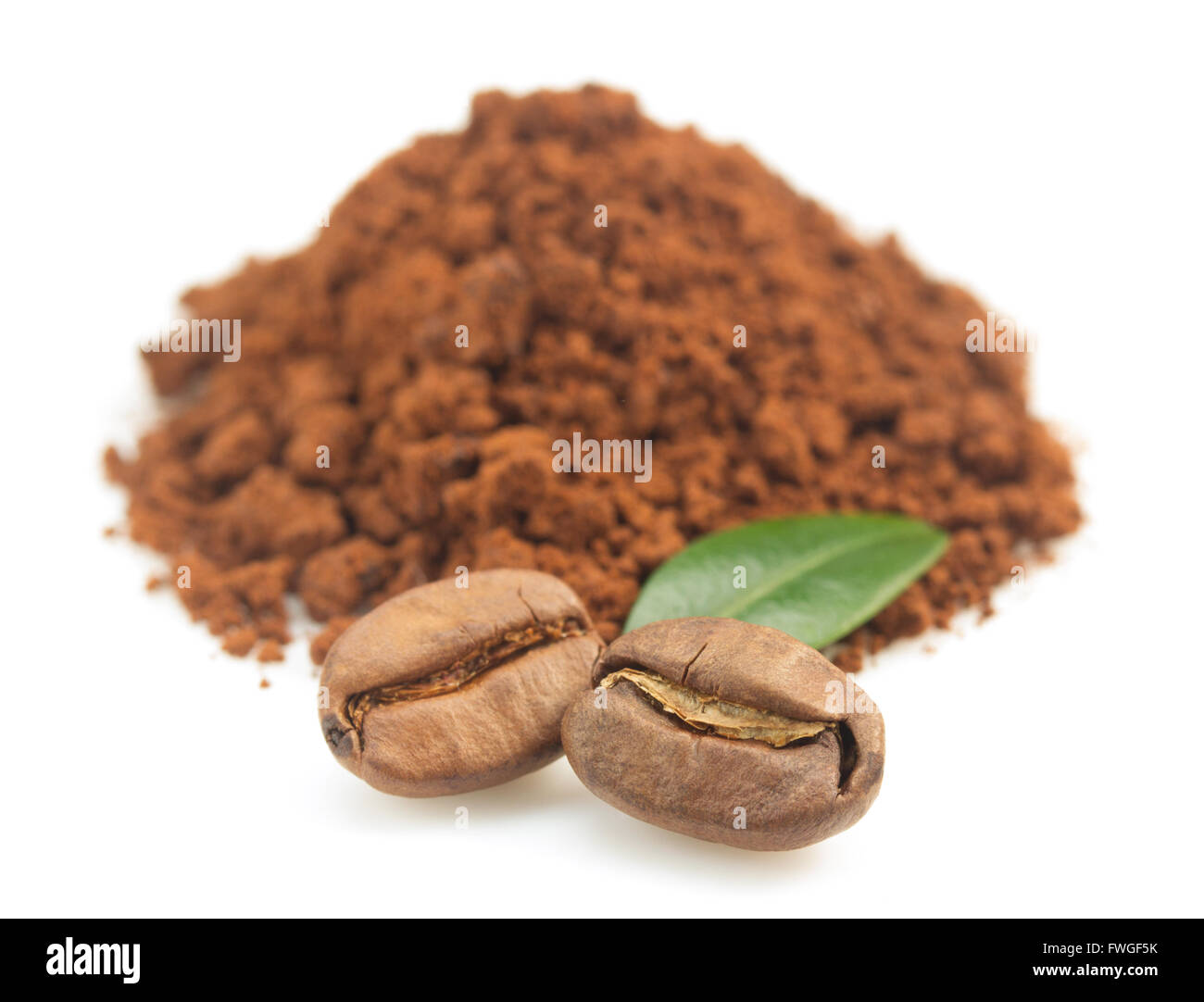 Les grains de café isolé sur fond blanc Banque D'Images