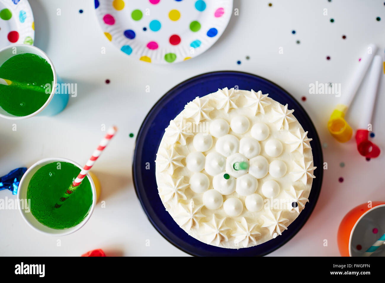 Gâteau d'anniversaire et des boissons Banque D'Images