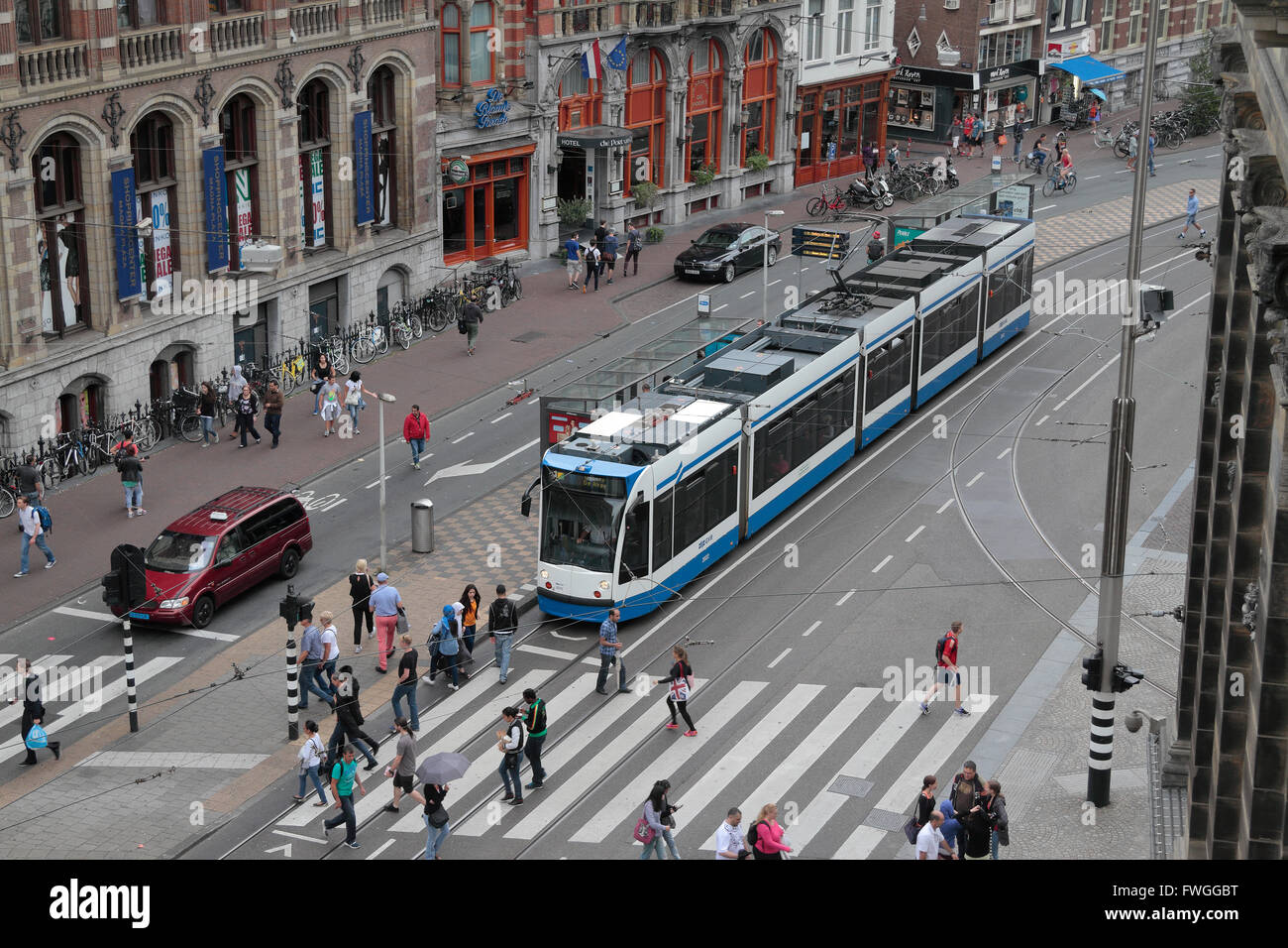 Scène de rue typique avec les piétons et le tramway à Amsterdam, Pays-Bas. Banque D'Images