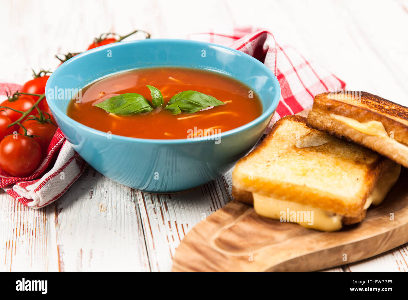 Soupe de tomate et basilic Banque D'Images