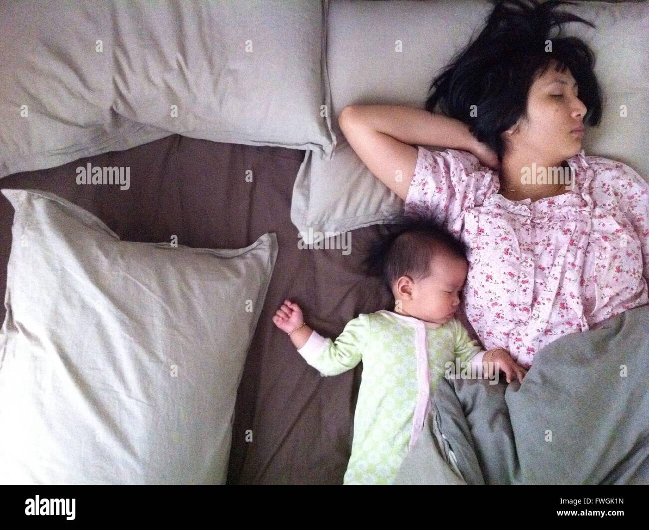 Mère Dormir avec son bébé Banque D'Images