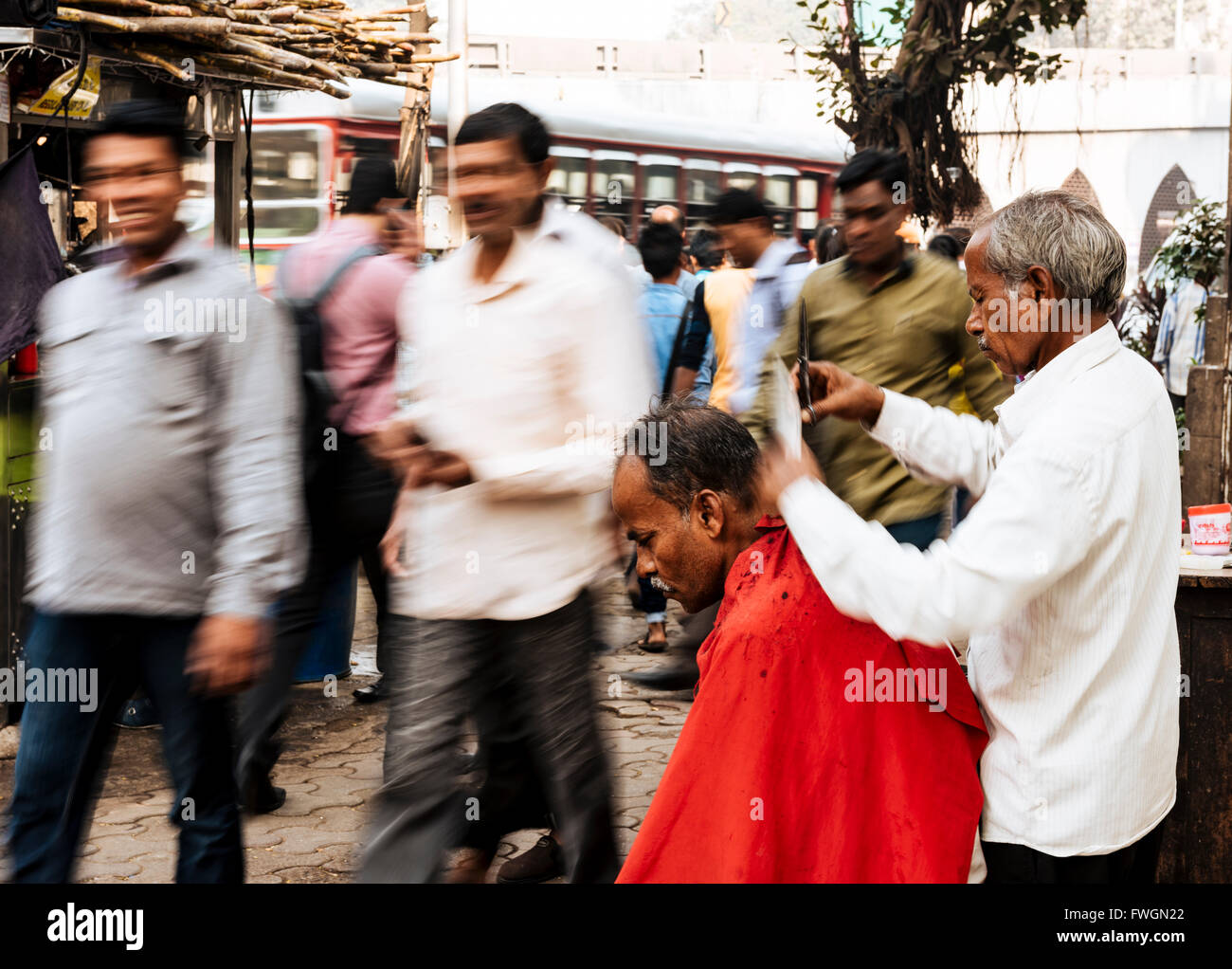 Salon de coiffure de la rue au travail, Mumbai, Inde, Asie du Sud Banque D'Images