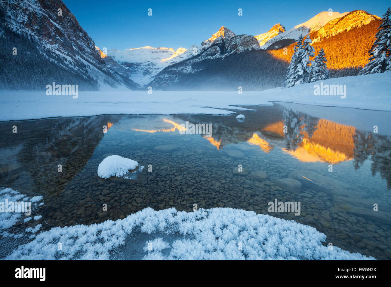 Lake Louise au lever du soleil en hiver, le parc national Banff, Alberta, Canada, Amérique du Nord Banque D'Images