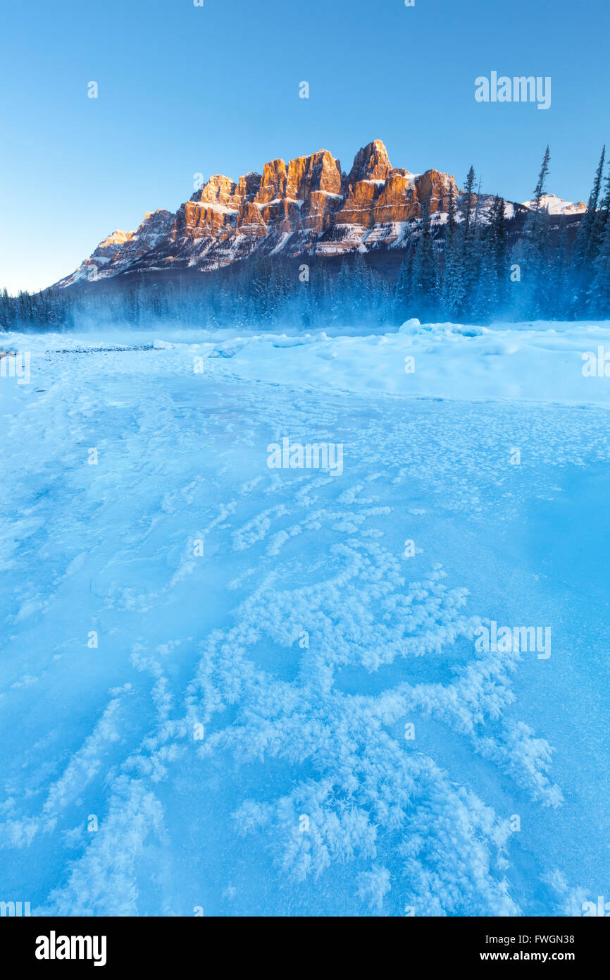 Castle Mountain et la rivière Bow en hiver, Banff National Park, Alberta, Canada, Amérique du Nord Banque D'Images