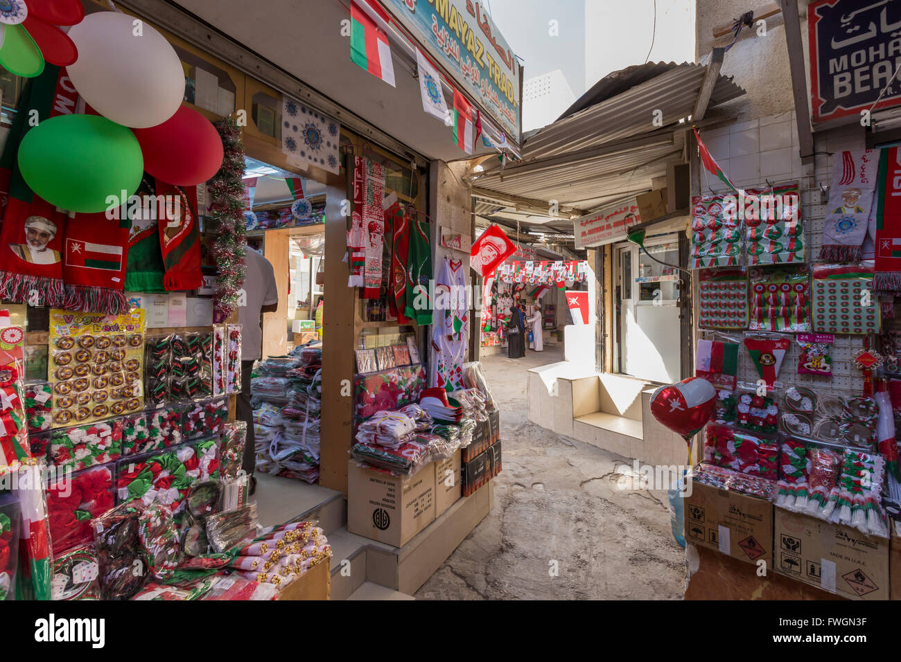 Drapeaux et autres décorations de fête nationale d'Oman à la vente à Mutrah Souq, Muscat, Oman, Middle East Banque D'Images