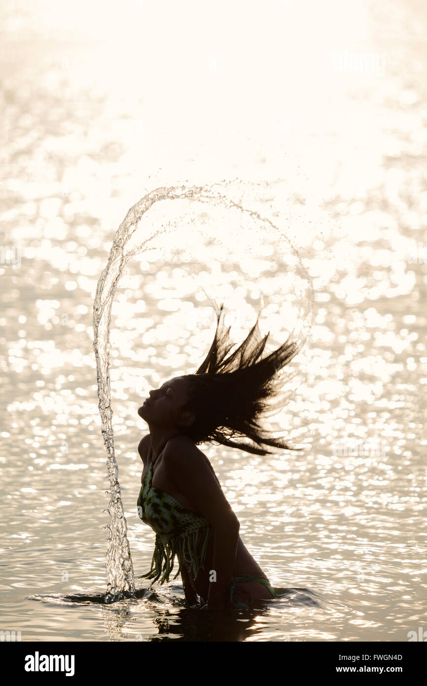 Une jeune femme indigène Borari natation en Amazonie, Alter do Chao, Para, Brésil, Amérique du Sud Banque D'Images