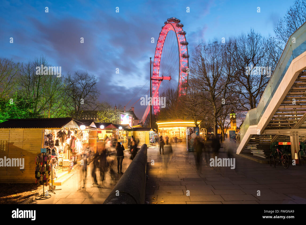 Marché de Noël à Jubilee Gardens, avec le London Eye de nuit, South Bank, Londres, Angleterre, Royaume-Uni, Europe Banque D'Images