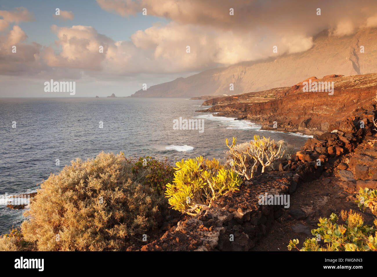 Côte près de Los Llanillos au coucher du soleil, la Vallée d'El Golfo, réserve de biosphère de l'UNESCO, El Hierro, Îles Canaries, Espagne, de l'Atlantique Banque D'Images