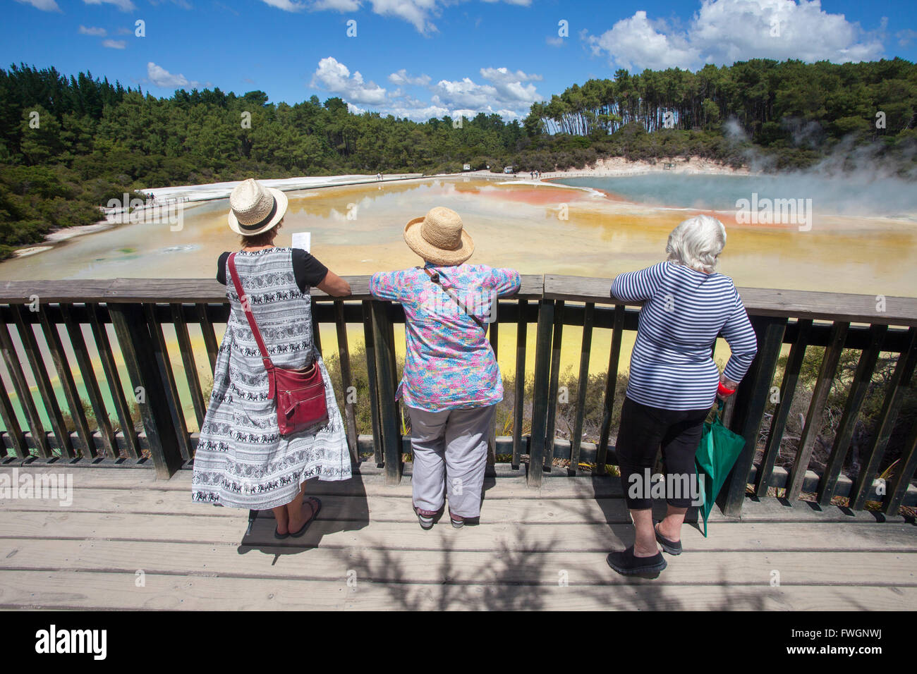 Les touristes à la Champagne Pool, hot springs, Waiotapu Goethermal Wonderland, Rotorua, Nouvelle-Zélande, Océanie Banque D'Images