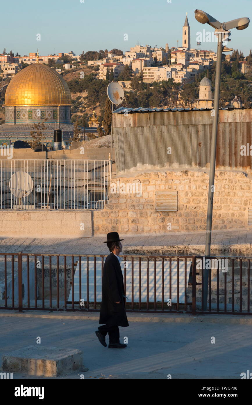 Les Juifs orthodoxes sur le toit menant à la Galice, la cour intérieure de la vieille ville de Jérusalem, Israël, Moyen Orient Banque D'Images